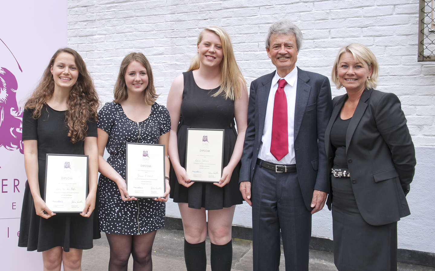 Luisa Van den Bergh (tv), Johanne F. Ullestad og Katrine Jakobsen fra Langhaugen vdg.skole ble nummer to i Holberg i skolen 2014, her sammen med Holbergprisvinner Michael Cook og næringsminister Monica Mæland. Foto Marit / Hommedal