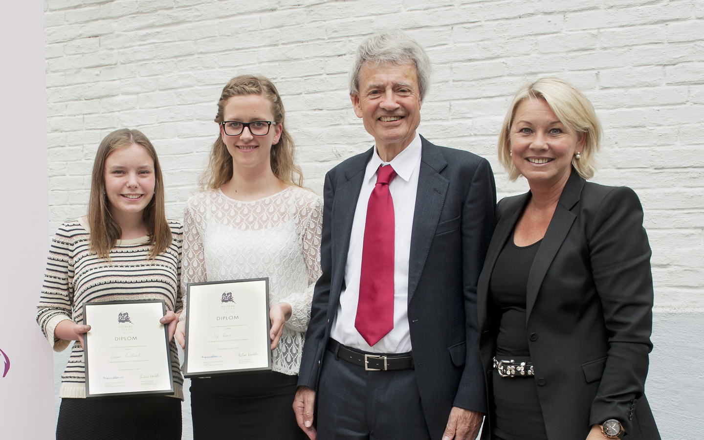 Laura Aadland (t.v.) og Silje Rame videregående skole ble nummer tre i Holberg i skolen 2014, her sammen med Holbergprisvinner Michael Cook og næringsminister Monica Mæland. Foto: Marit Hommedal / Scanpix