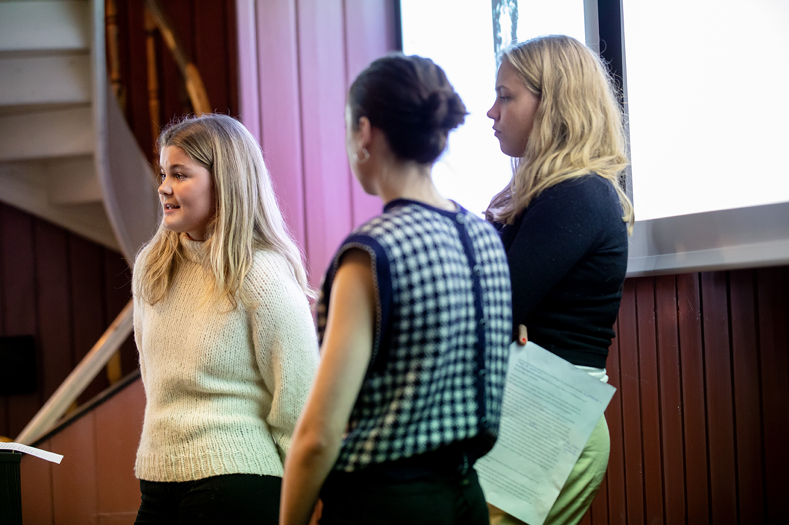 Elisa Bakken, Thelma Sundby og Live Tveit fra Elvebakken vgs. presenterer sitt prosjekt på fagdagen 2020. Foto: Eivind Senneset