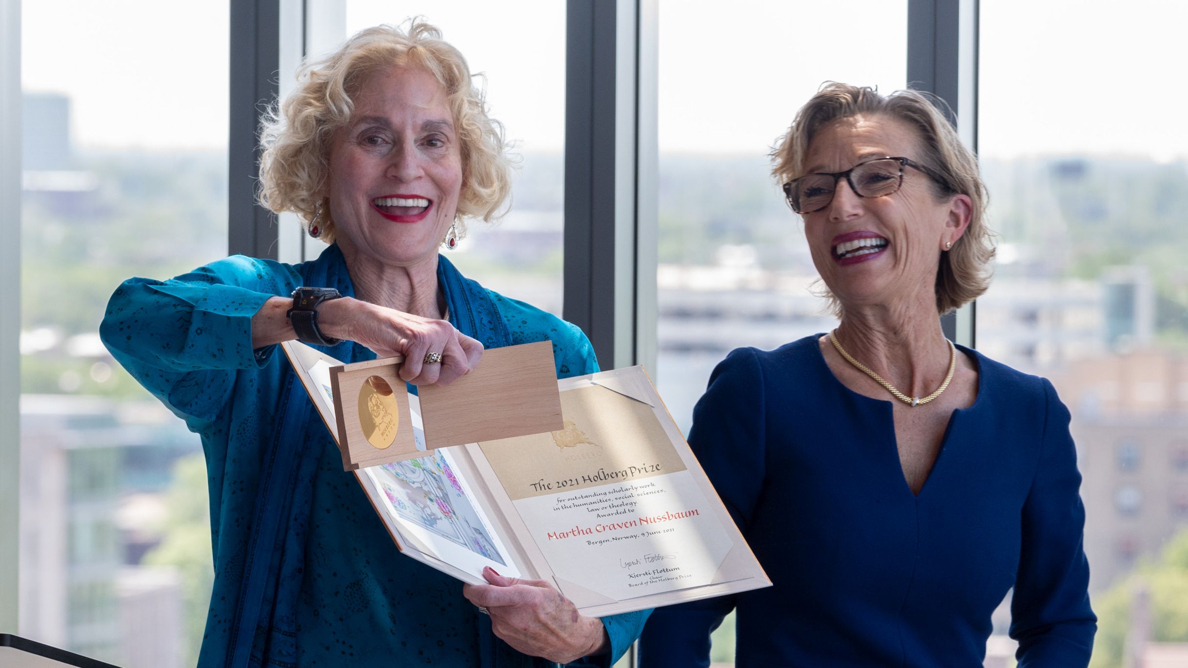 Overrekkelsesseremonien for Martha C. Nussbaum (t.v.) fant sted ved University of Chicago. Hun fikk overrakt prisen av Norges generalkonsul i New York, Harriet E. Berg. (t.h.). (Foto: Alan Klehr / University of Chicago Law School)