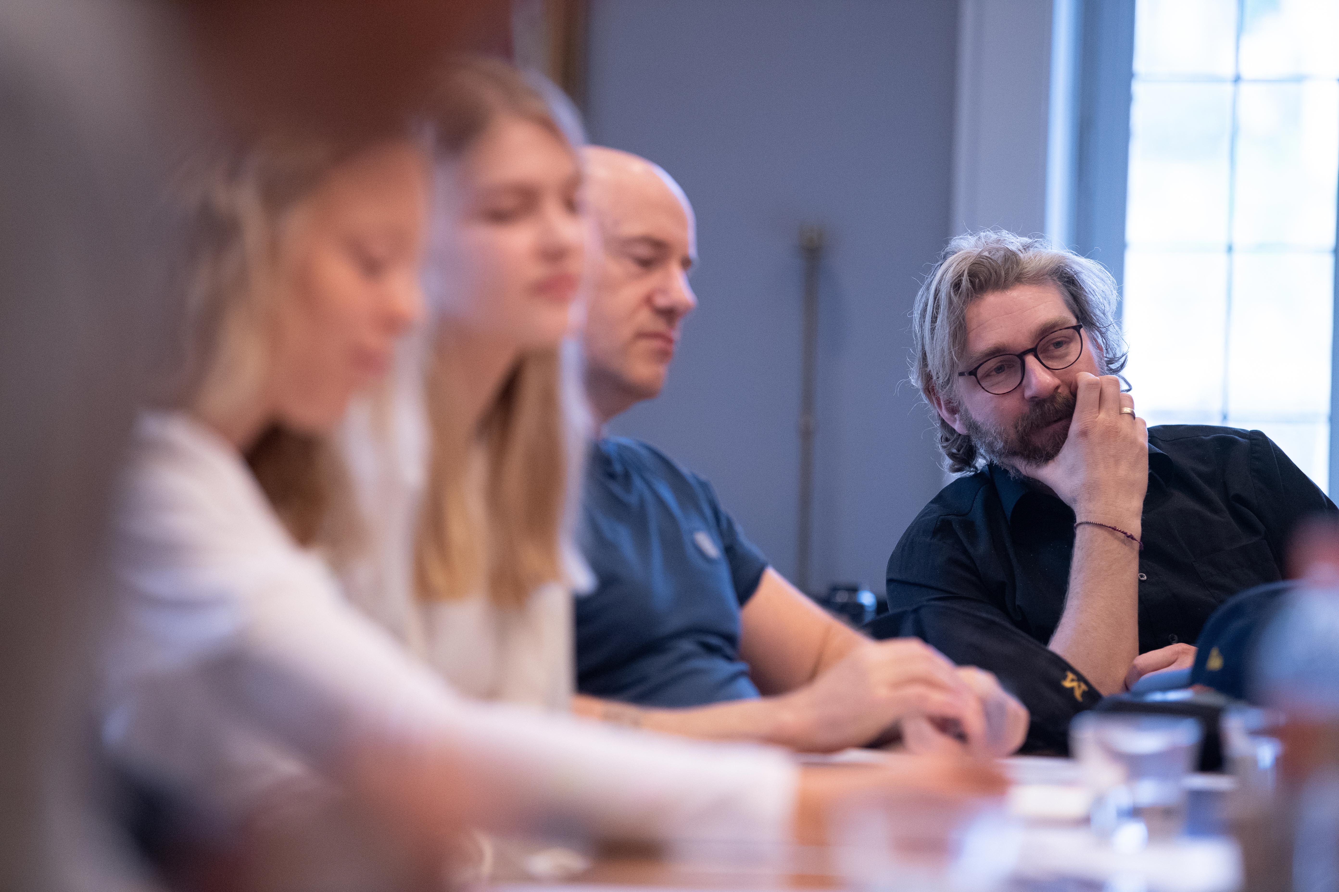 Forskerkontakt Håvard Aaslund sammen med lærer Tommy Søvik og elevfinalister fra Oslo by steinerskole. Foto: Thor Brødreskift