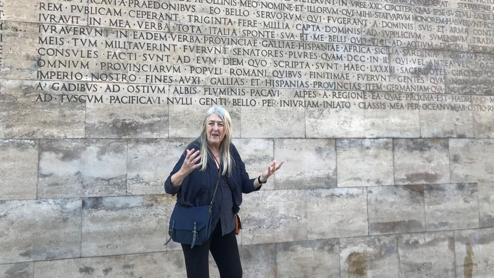 Professor Mary Beard foran veggen med Res Gestae Divi Augusti. (Foto: Holbergprisen)