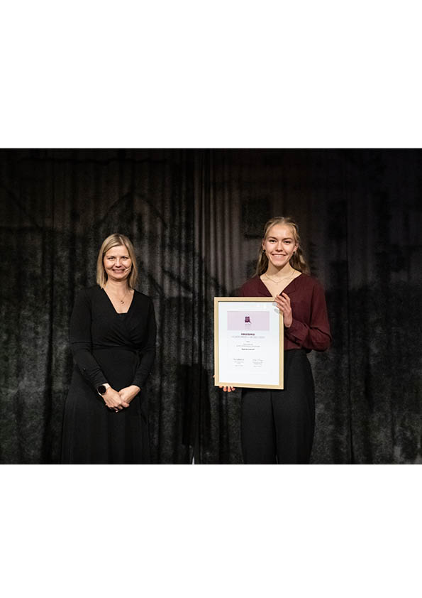 Kunnskaps- og integreringsminister Guri Melby overrekker diplom til førsteprisvinner Helene Randem Lunde. Foto: Thor Brødreskift