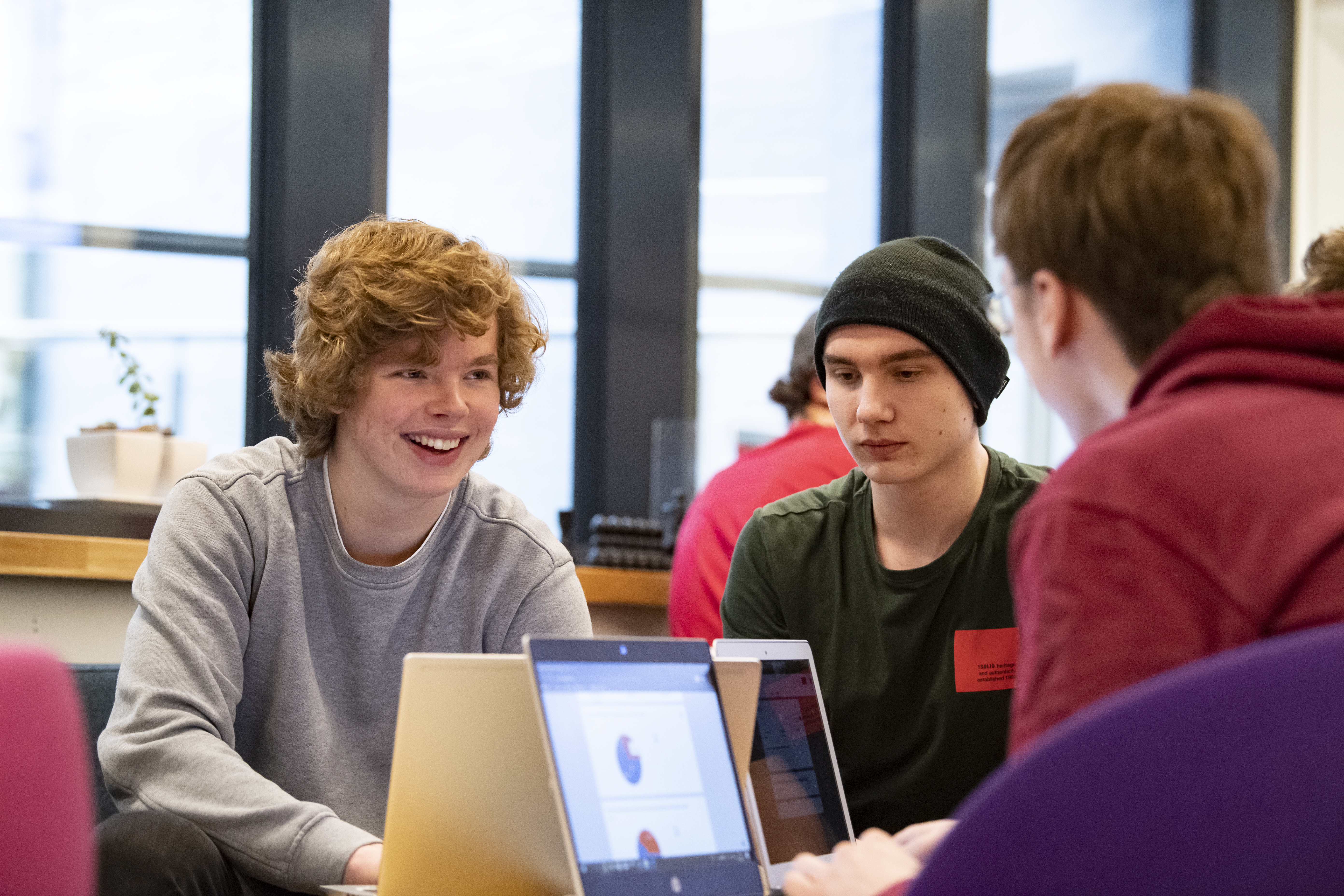 Elevar på Bergen katedralskole arbeider med prosjekta sine. Foto: Thor Brødreskift