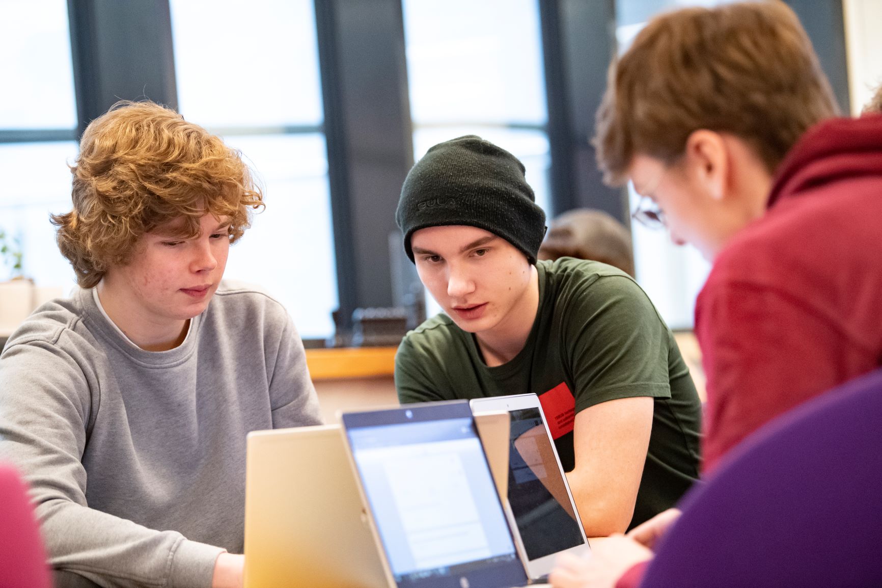 Elever ved Bergen Katedralskole arbeider med Holbergprisen i skolen. Foto: Thor Brødreskift. 