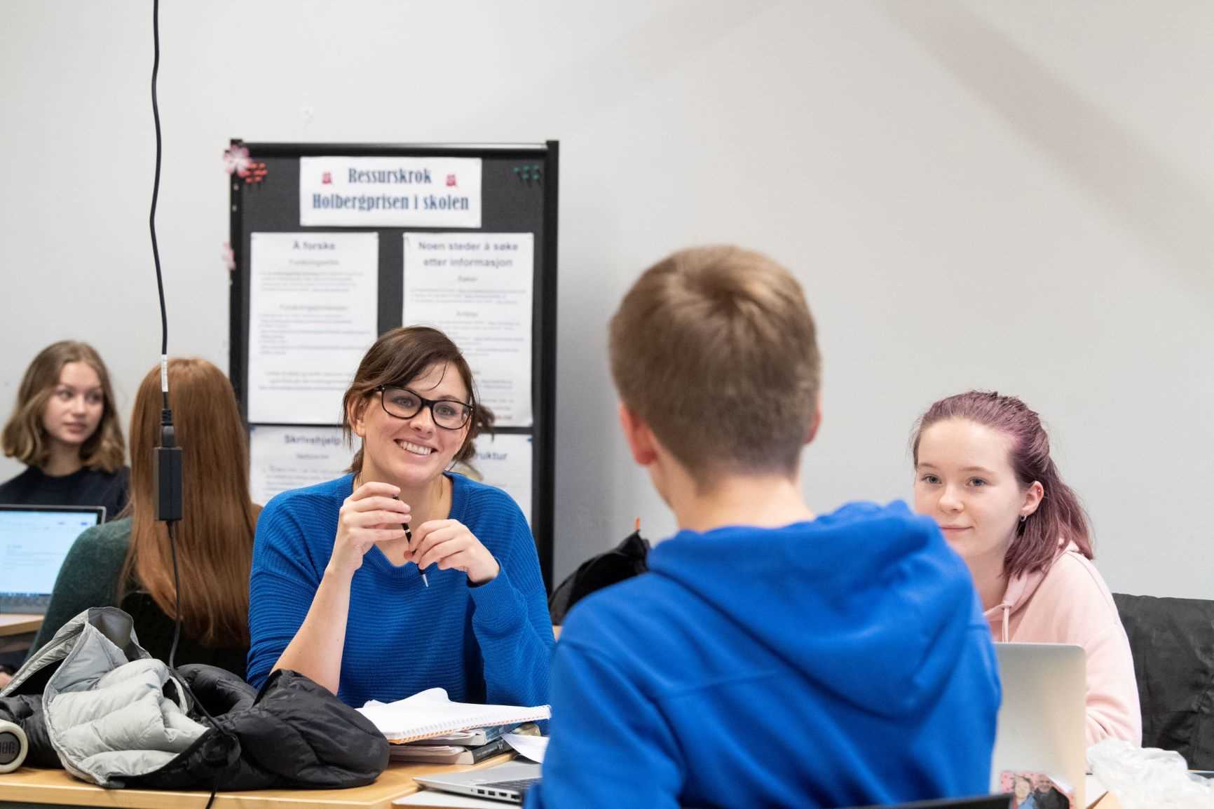 Elever på Bergen Katedralskole får veiledning av deres forskerkontakt Katrine Mellingen Bjerke.