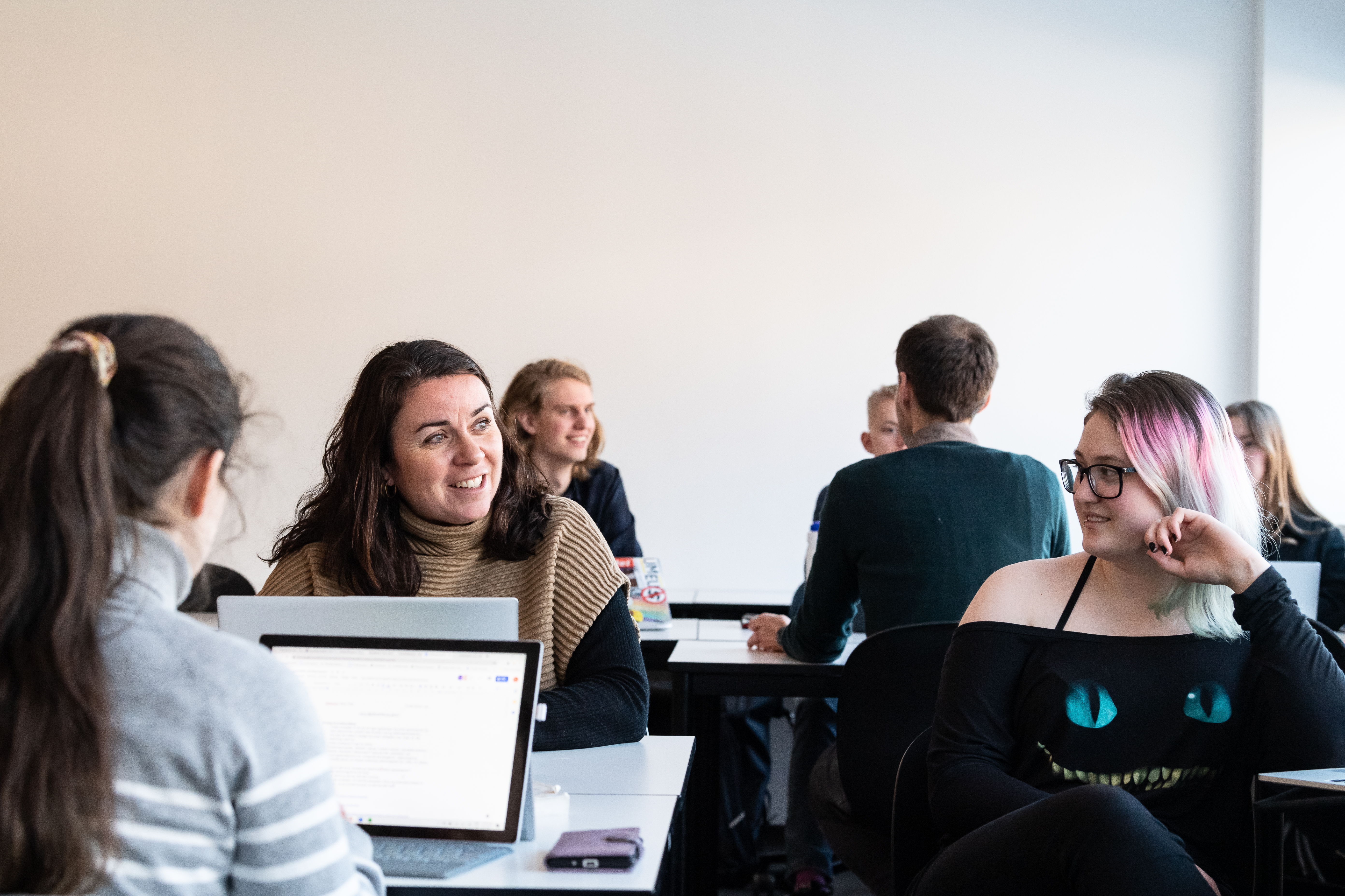 Elever på Amalie Skram vgs. i Bergen under forskerkontaktbesøk våren 2021. Foto: Thor Brødreskift