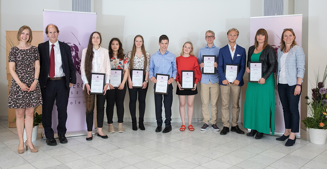 Holbergprisen i skolen-finalistar August Bjærke Estensen, Lea Rose Martinuzzi, Elin Haugum, Emilie Jensen og Adele Felicia Ellingsen-Grønningsæther under Holberguken 2018. Foto: Eivind Senneset