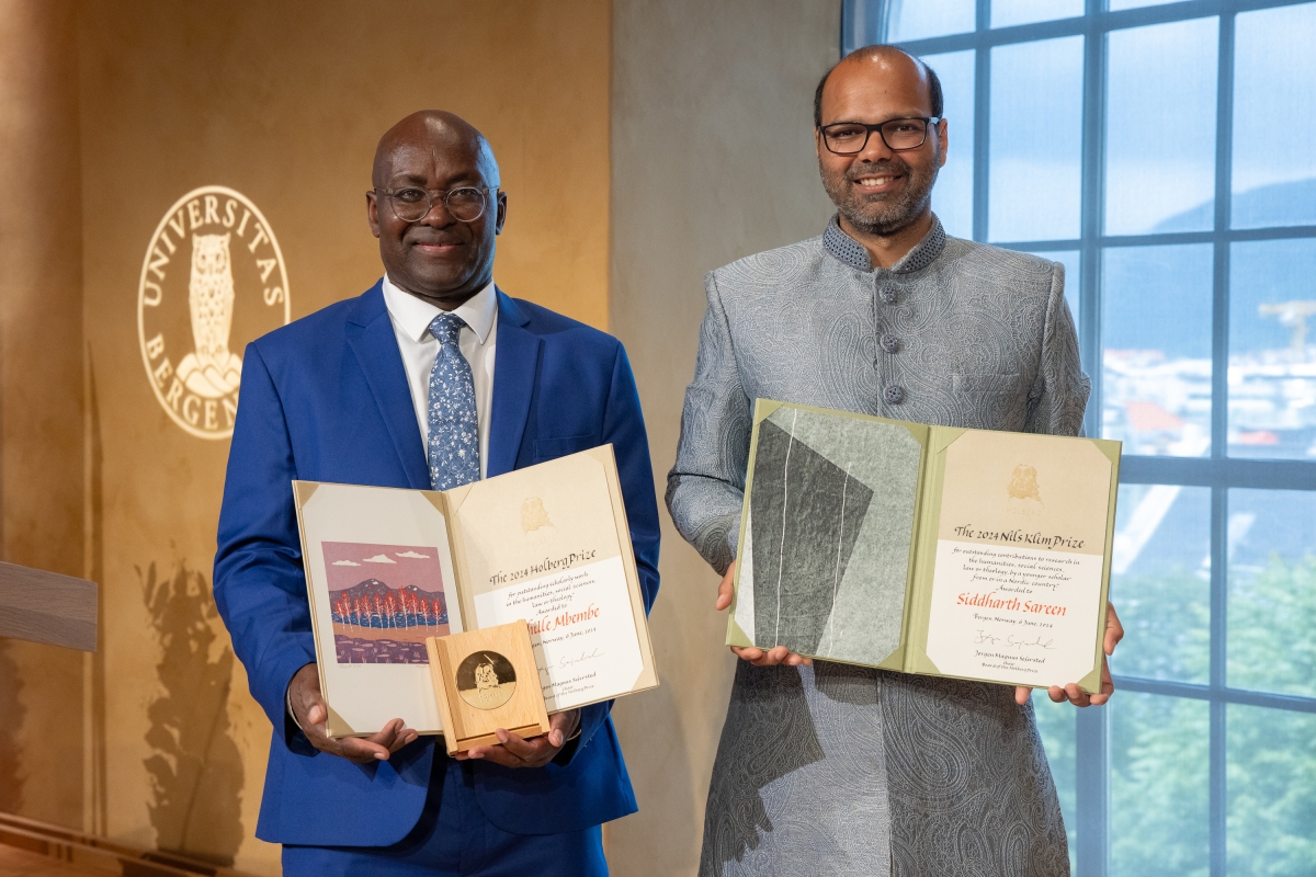 Achille Mbembe og Siddharth Sareen på prisutdelingsseremonien. Foto: Eivind Senneset / Holbergprisen.