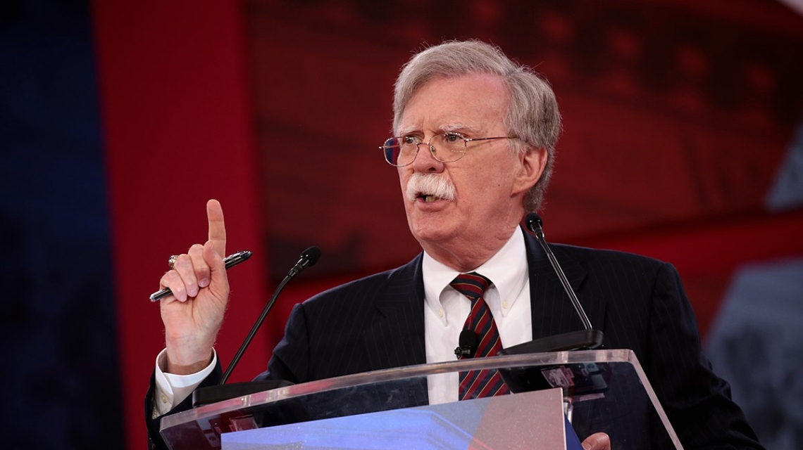 John Bolton skal debattere mot Yanis Varoufakis under Holbergdebatten 5. desember 2020. Foto: Gage Skidmore