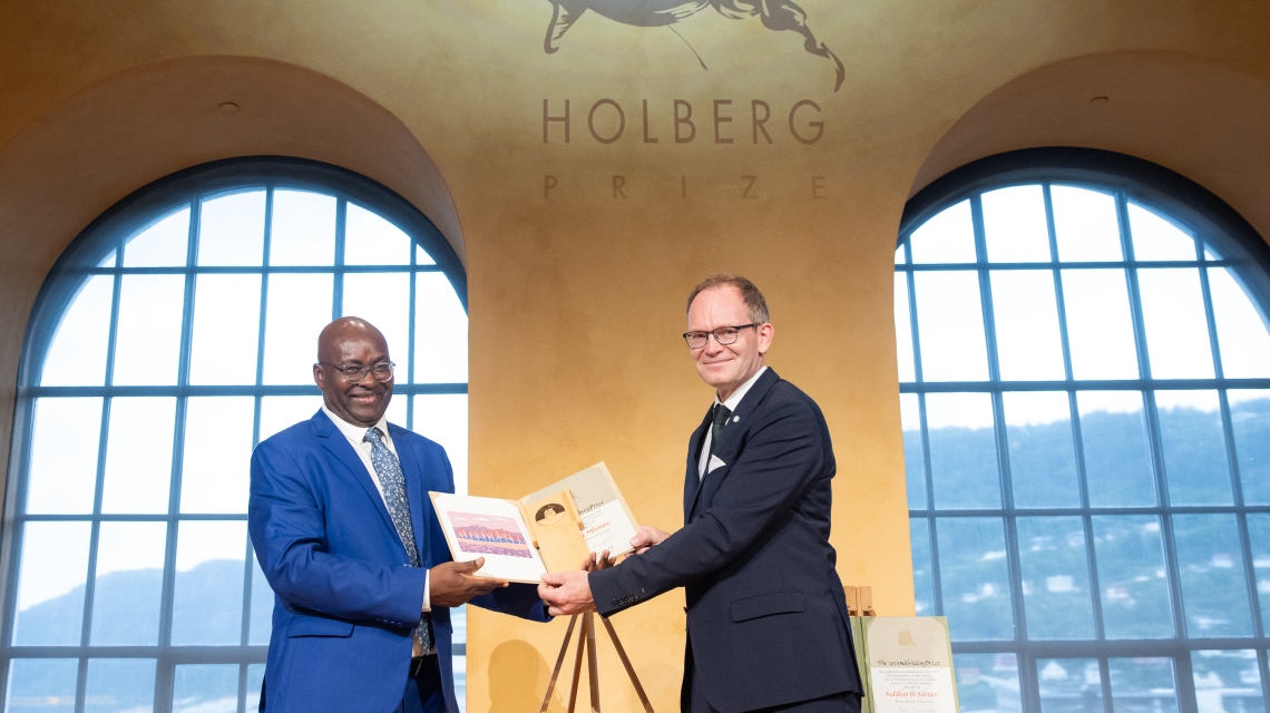 Holbergprisvinner Achille Membe holdt sin takketale under prisutdelingen 6. juni 2024. (Foto: Eivind Senneset.)
