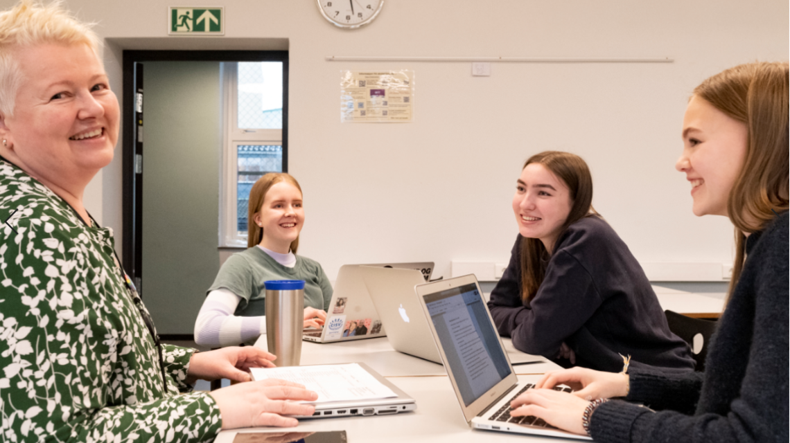 Elever og lærer på Bergen katedralskole. Foto: Thor Brødreskift