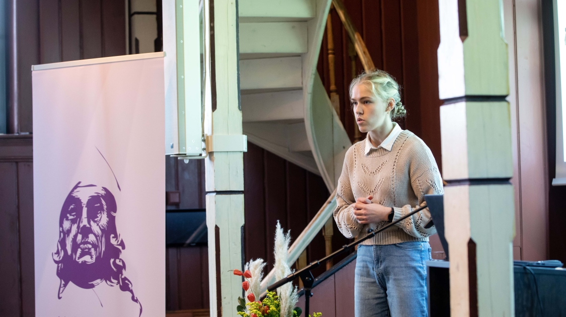 Helene Randem Lunde presenterer oppgaven sin under Holbergprisen i skolens fagdag. Foto: Eivind Senneset