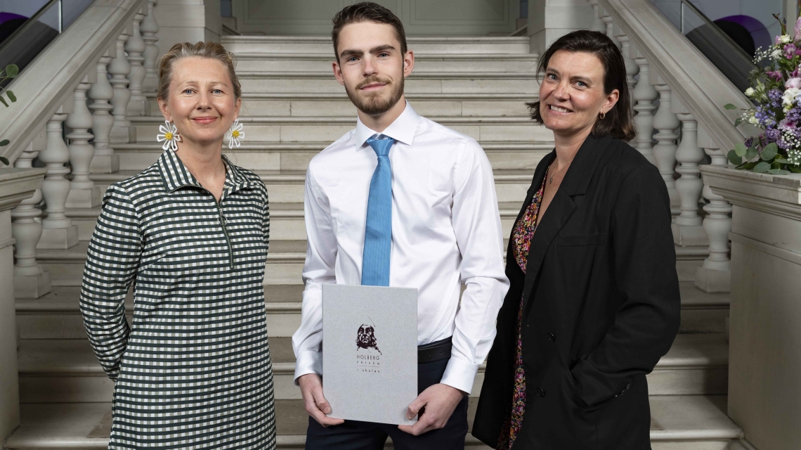 Tredjeprisvinnar Sverre Stalsberg frå St. Olav vgs., med lærar Kjersti Gjerde Brekklund og forskarkontakt Marte Handal. Foto: Thor Brødreskift 