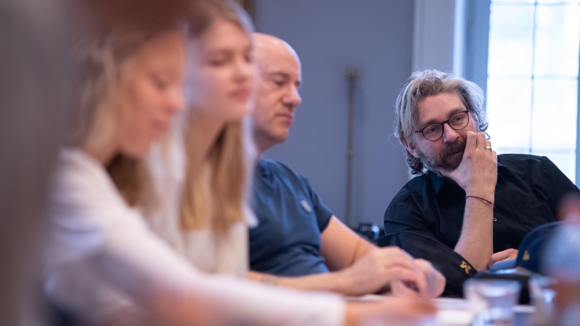 Forskerkontakt Håvard Aaslund sammen med lærer Tommy Søvik og elevfinalister fra Oslo by steinerskole. Foto: Thor Brødreskift