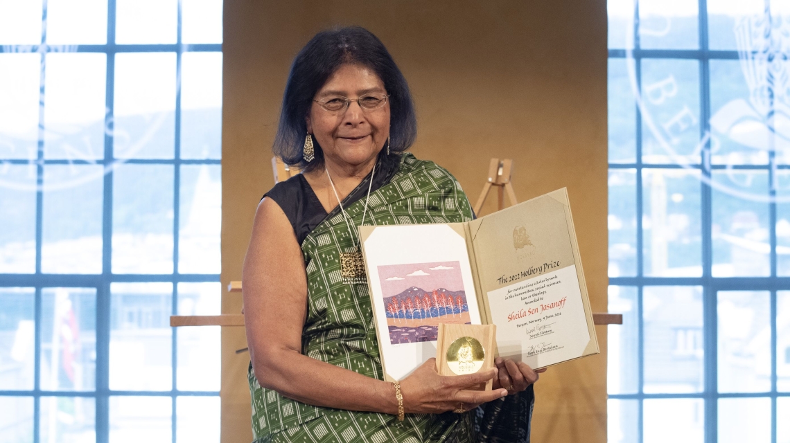 Professor Sheila Jasanoff mottar Holbergprisen 2022. (Foto: Thor Brødreskift)