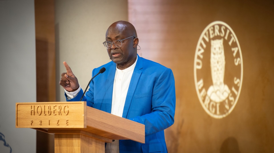 Achille Mbembe holdt Holbergforelesningen 2024.