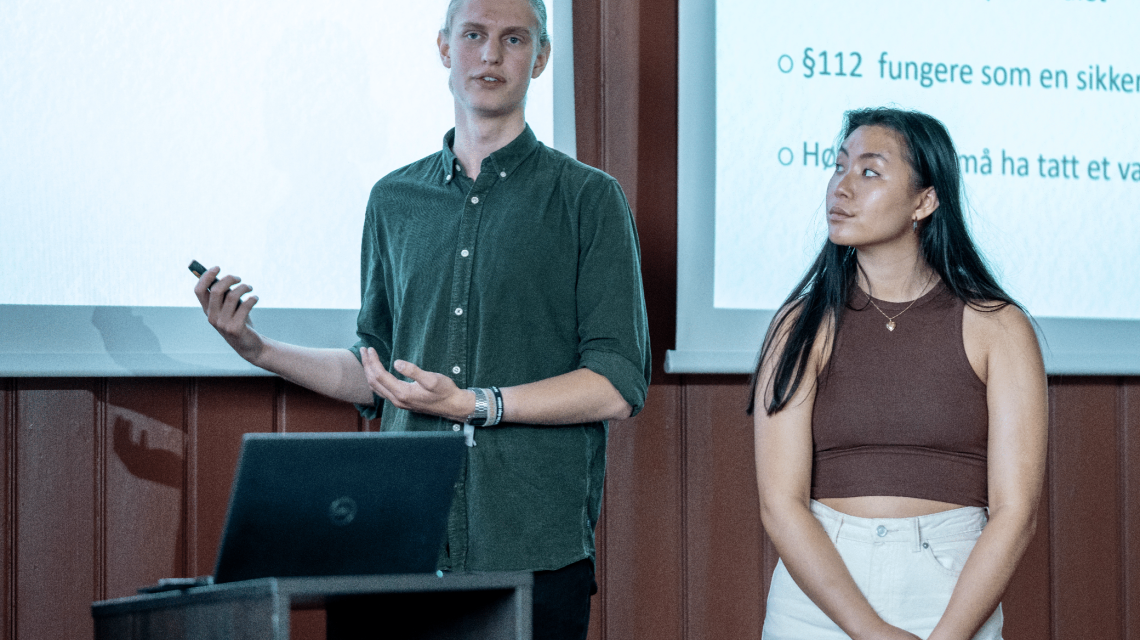 Finalistar frå Amalie Skram vgs. i 2021 presenterer sine funn på fagdagen. Foto: Thor Brødreskift