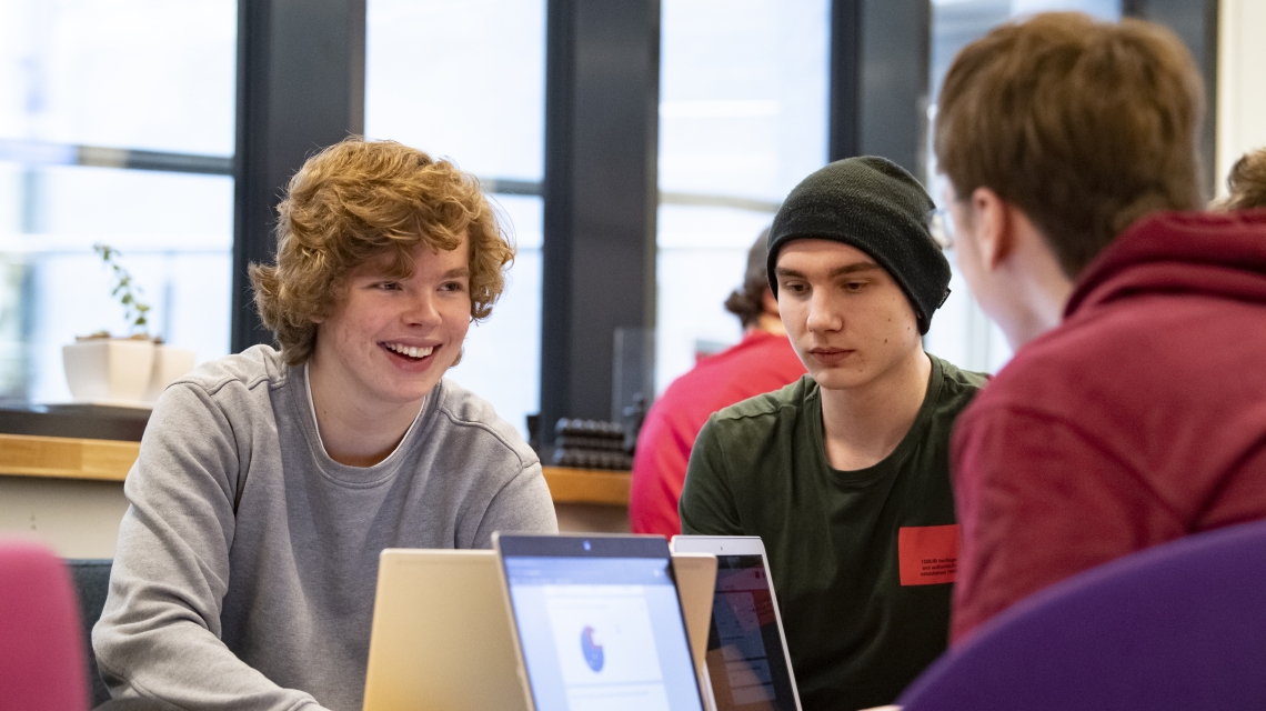 Elevar på Bergen katedralskole arbeider med prosjekta sine. Foto: Thor Brødreskift