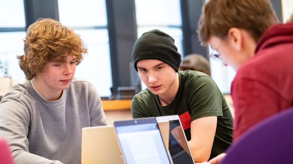 Elever ved Bergen Katedralskole arbeider med Holbergprisen i skolen. Foto: Thor Brødreskift. 