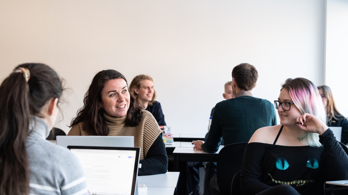 Elever på Amalie Skram vgs. i Bergen under forskerkontaktbesøk våren 2021. Foto: Thor Brødreskift