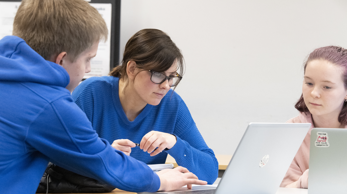 Elevar på Bergen katedralskole under forskarkontaktbesøk våren 2020. Foto: Thor Brødreskift