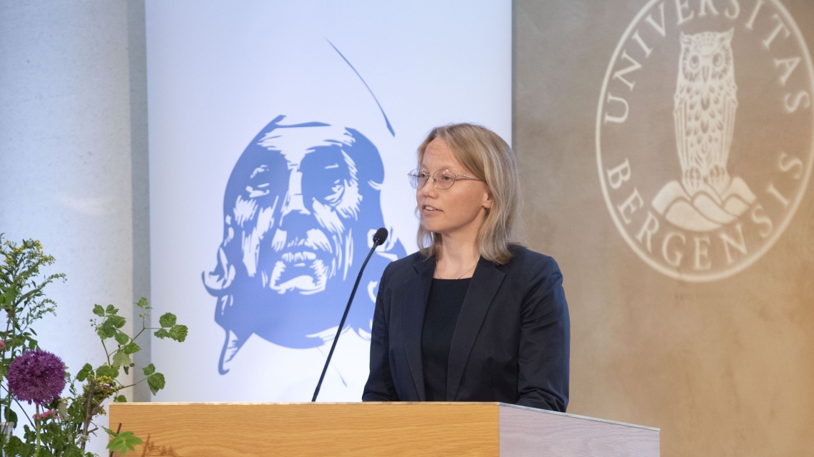Nils Klim-prisvinner Elisa Uusimäki holder sin takketale. (Foto: Thor Brødreskift.)